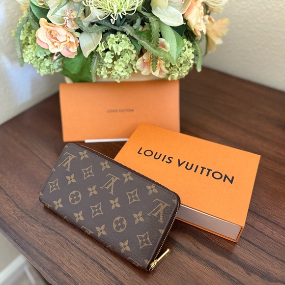 Louis Vuitton Handbags - Louis Vuitton Brown Key & Card Holder